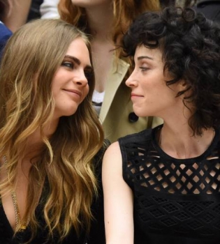 СМИ: Кара Делевинь и Энни Кларк помолвлены