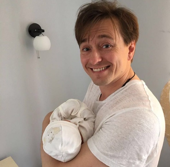 Счастливый папа: Сергей Безруков опубликовал новое фото с новорожденной дочерью
