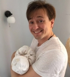 Счастливый папа: Сергей Безруков опубликовал новое фото с новорожденной дочерью