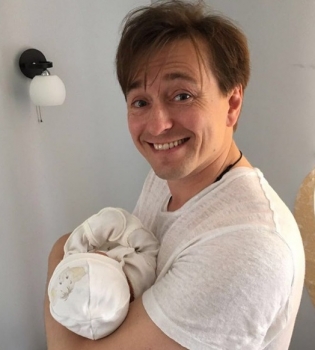 Счастливый папа: Сергей Безруков опубликовал новое фото с новорожденной дочерью