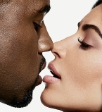 Ким Кардашьян и Канье Уэст снялись в совместной фотосессии в постели