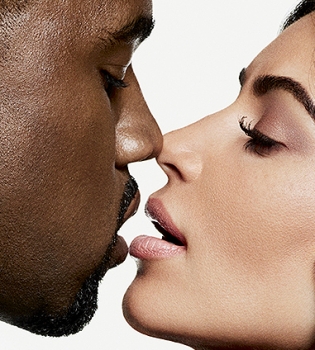 Ким Кардашьян и Канье Уэст снялись в совместной фотосессии в постели