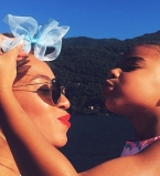 Бейонсе опубликовала нежные фото с супругом и дочерью