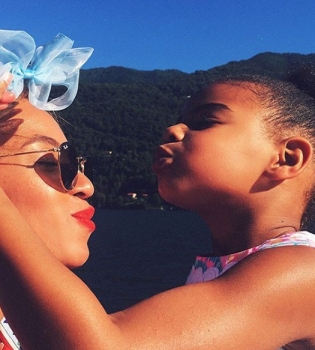 Бейонсе опубликовала нежные фото с супругом и дочерью