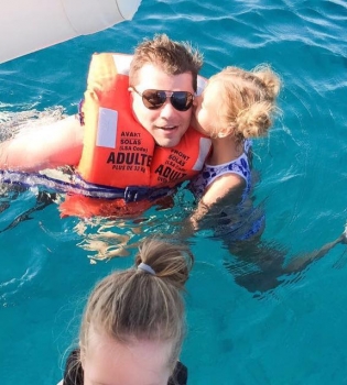 Гарик Харламов и Кристина Асмус с дочерью отдыхают в Греции