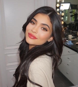 Новый любимец: Кайли Дженнер растрогала поклонников фото со щенком