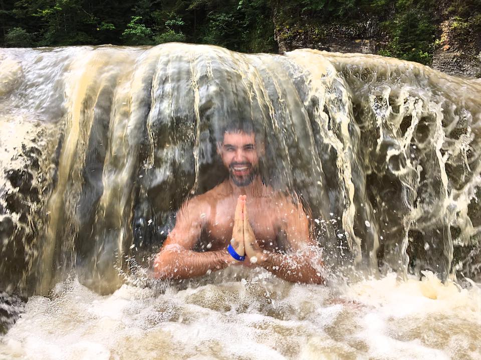 Виталий Козловский искупался в водопаде