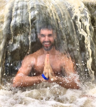 Виталий Козловский искупался в водопаде