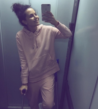 Настя Каменских показала свое злосчастное приземление с парашютом