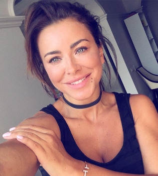 Ани Лорак катается на велосипеде