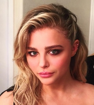 Возлюбленная Бруклина Бекхэм обескуражила публику соблазнительным декольте