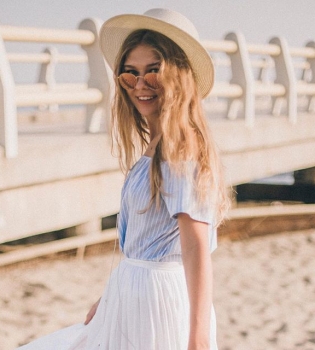 Дочь Веры Брежневой поделилась новыми фото с семейной фотосессии