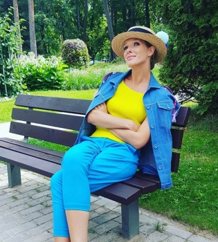 Катя Осадчая отправилась на отдых к морю