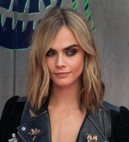 А где же юбка: Кара Делевинь показала нижнее белье на кинопремьере