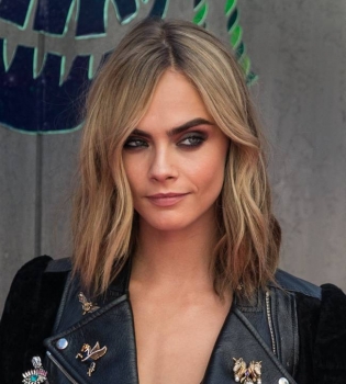 А где же юбка: Кара Делевинь показала нижнее белье на кинопремьере