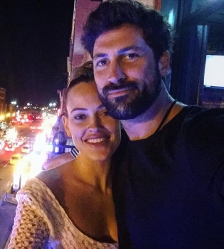 Максим Чмерковский засыпал сеть нежными снимками с беременной женой