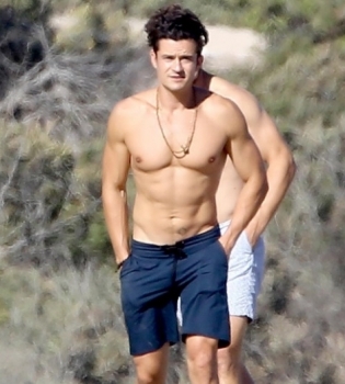 А как же шорты: сеть взорвали фото голого Орландо Блума на пляже