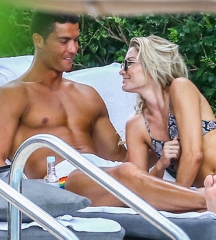 Горячие кадры: Криштиану Роналду веселится с новой подружкой