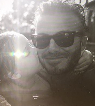 Тихий час: малышка Харпер уснула на папе Дэвиде Бекхэме