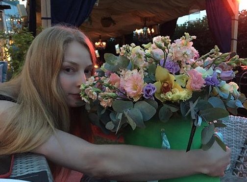 Светлана Ходченкова позирует в бикини таинственному незнакомцу