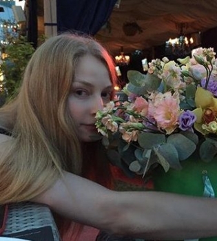 Светлана Ходченкова позирует в бикини таинственному незнакомцу