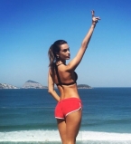 Привет из Рио: Алессандра Амбросио в сексуальном бикини позирует на пляже