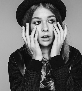 15-летняя дочь Веры Брежневой покоряет подписчиков стройной фигурой в купальнике