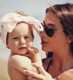 Молодая мама Кети Топурия публикует забавные снимки своей годовалой дочери Оливии