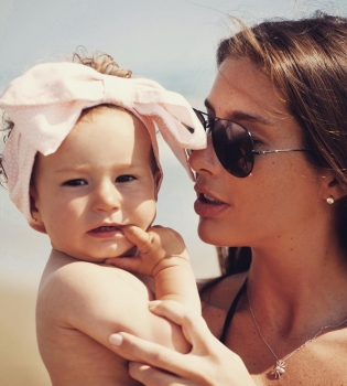 Молодая мама Кети Топурия публикует забавные снимки своей годовалой дочери Оливии