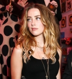 СМИ: Эмбер Херд явилась в суд, но отказалась отвечать на вопросы