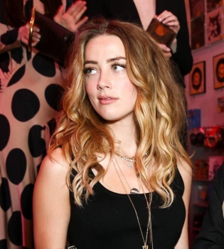 СМИ: Эмбер Херд явилась в суд, но отказалась отвечать на вопросы