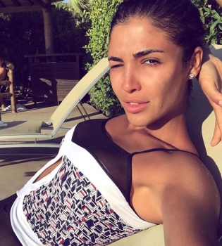 Санта Димопулос наслаждается отдыхом в солнечной Италии