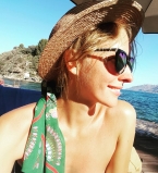 Катя Осадчая восхищает стильными образами на отдыхе у моря