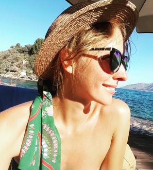 Катя Осадчая восхищает стильными образами на отдыхе у моря