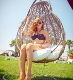 Сексуальная Слава из "Неангелов" соблазняет идеальной фигурой в бикини