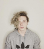 Фотофакт: Бруклин Бекхэм покрасил волосы