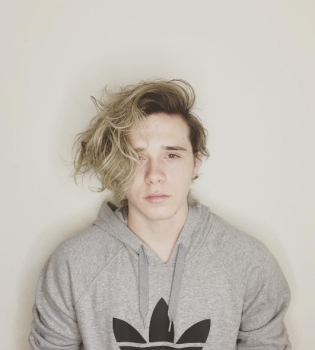 Фотофакт: Бруклин Бекхэм покрасил волосы