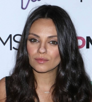 Строгая мама: Мила Кунис рассказала, как учит дочь ценить деньги c ранних лет