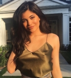 Кайли Дженнер отпраздновала 19-летие в сексуальном красном боди