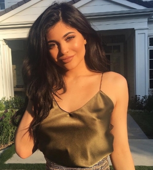 Кайли Дженнер отпраздновала 19-летие в сексуальном красном боди