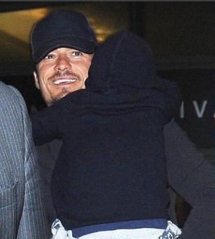 Папины объятия: снимки Орландо Блума с сыном Флинном растрогали фанатов