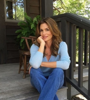 Мама, сестры, дети, племянники: Синди Кроуфорд показала самое большое семейное фото