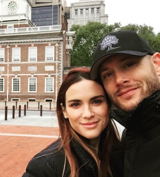 Дженсен Эклз станет папой двух близнецов