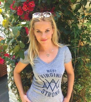 Риз Уизерспун гуляет по Венеции в модных вышиванках