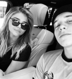 Горячо: Бруклин Бекхэм сфотографировал Хлою Морец топлес