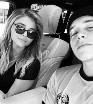 Горячо: Бруклин Бекхэм сфотографировал Хлою Морец топлес