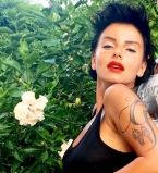 Победившая рак Юлия Волкова показала своего мускулистого возлюбленного