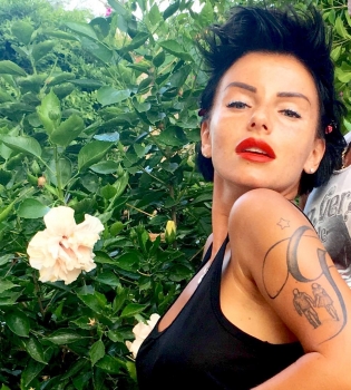 Победившая рак Юлия Волкова показала своего мускулистого возлюбленного