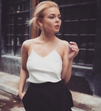 Алина Гросу заинтриговала фанатов огромным букетом красных роз