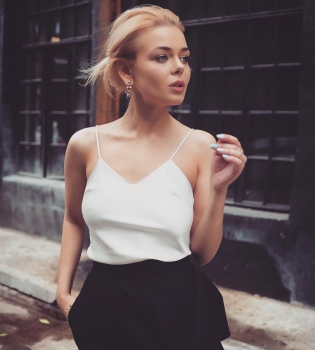 Алина Гросу заинтриговала фанатов огромным букетом красных роз